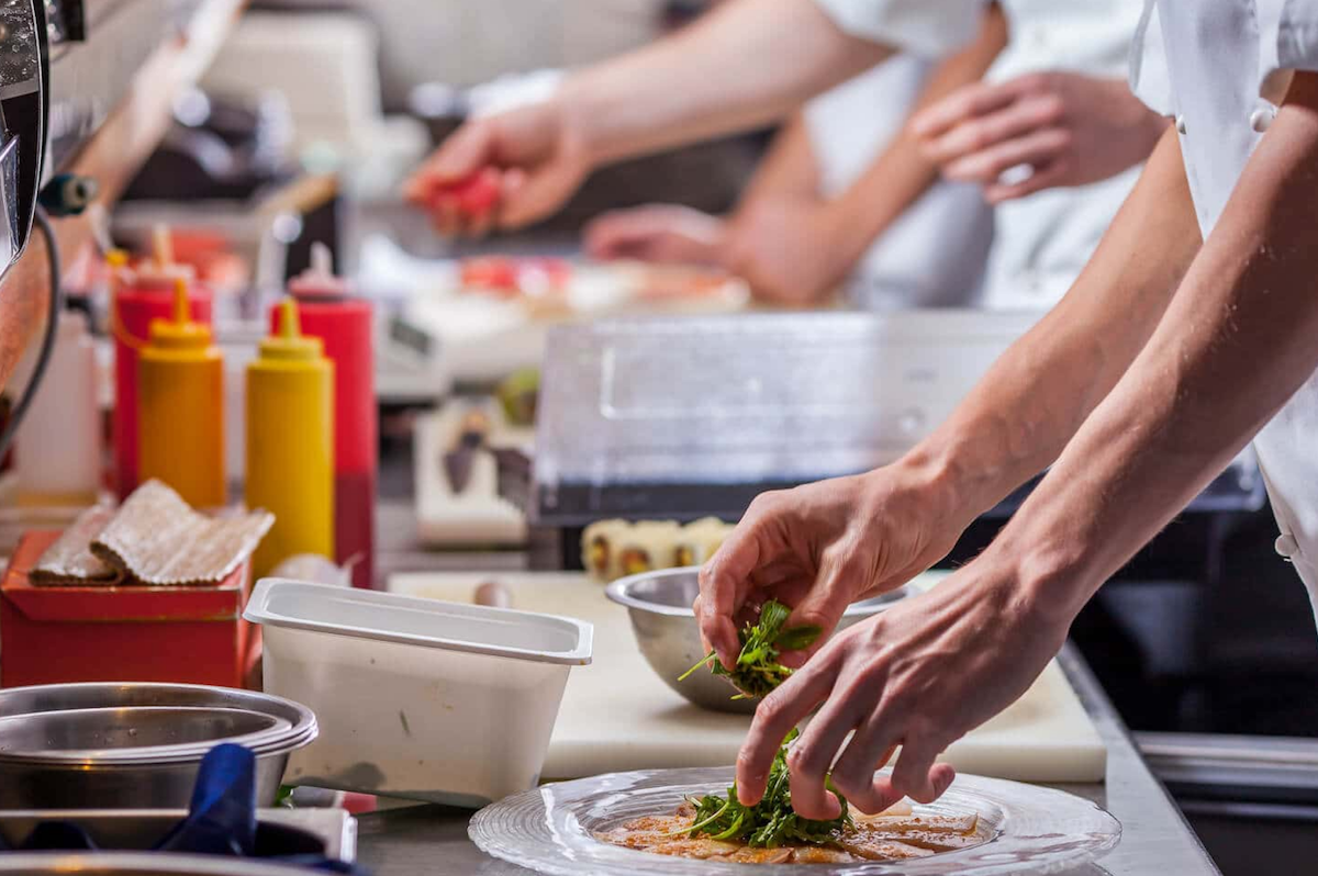 Meno sprechi e cucine efficienti: una guida dal Regno Unito